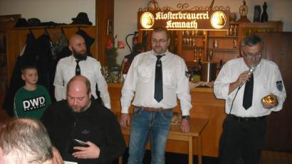 Bild: jzk
Raimund Pinzer, sein Sohn Raimund junior und Tobias Menzel von der Krieger- und Soldatenkameradschaft Kemnath (von rechts) bringen die Preise zu den glücklichen Gewinnern.