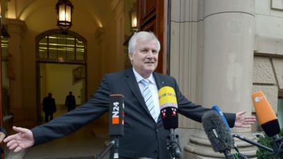 Archivbild: Rainer Jensen/dpa
Laut Horst Seehofer (CSU) ist der Spagat zwischen Menschlichkeit und Notwendigkeit gelungen.