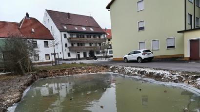 Bild: ds
Durch den Abriss einer Garage entstand diese Baugrube. Der Gemeinderat moniert, dass sie nicht mit einem Schutzzaun abgesichert ist und somit eine Gefahrenquelle am Zugang zum Abenteuerspielplatz und zu den Parkplätzen beim Freibad darstelle.