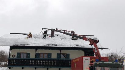 Bild: mor
Absturzsicherung und Schneeschaufeln war für die Kameraden der Lagerfeuerwehr beim Hilfseinsatz am Königssee angesagt.