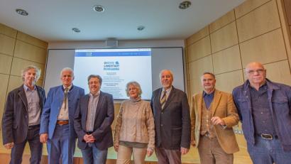 Bild: fpud
Die sieben Initiatoren der großen Landstadt hoffen, dass sie schon bei der kommenden Kommunalwahl erste Erfolge erzielen. Auf dem Bild (von links): Harry Ipfling, Matthias Popp, Alexander Fuchs, Sigrid Reul-Herold, Ewald Bauer, Bernd Leutheußer und Dieter Herold.