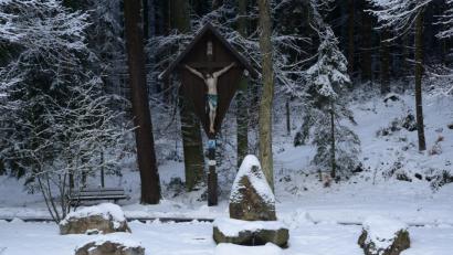 Bild: bey
Beim "Großen Herrgott" am Parkplatz der Kreisstraße nach Vohenstrauß ist winterliche Ruhe eingekehrt. Der Schnee hat den großen Findlingen eine weiße Haube aufgesetzt.