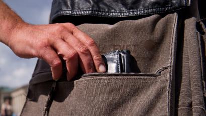 Symbolbild: Daniel Naupold/dpa
Während ihres Einkaufs stiehlt ein Dieb einer Frau die Geldbörse aus der Einkaufstasche.