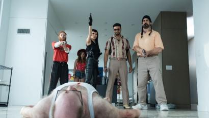 Bild: Netflix
Waffen, eine Leiche, krachende Action. „Polar“, der neue Film von Produzent Robert Kulzer, hat es wieder einmal in sich.