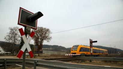 Bild: Hösamer
Ob kleine Bahnübergänge wie dieser in Haindorf bei Nabburg nach der Elektrifizierung der Strecke Hof-Regensburg erhalten bleiben, ist noch völlig offen.