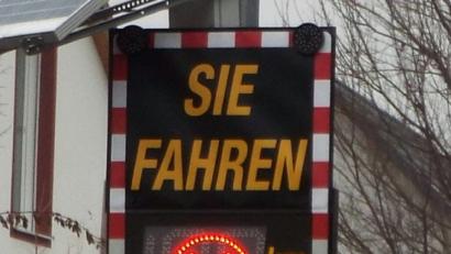 Bild: e
Hält sich der Fahrer ans Tempo, lächelt ein grüner Smiley vom Display, wer zu schnell fährt, dem leuchtet ein trauriges Gesicht in rot entgegen. Zwei ähnliche Einrichtungen zur Geschwindigkeitsmessung wird nun die Stadt erwerben.