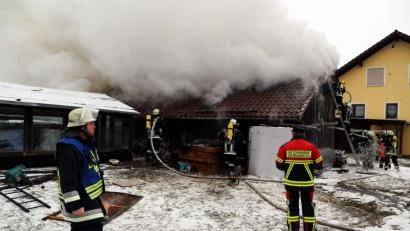 Bild: Hösamer
Die Holzvorräte in der Scheune sorgten für erhebliche Rauchentwicklung. Die Feuerwehrleute gingen unter schwerem Atemschutz gegen die Flammen vor und verhinderten ein Übergreifen auf das Wohnhaus. Kreisbrandmeister Armin Jehl koordinierte den Einsatz.