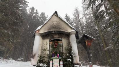 Bild: dtr
Die Ruine wurde aufgeräumt, winterfest mit einer Plane abgedeckt und weihnachtlich dekoriert. Die Planungen für einen Neuaufbau laufen.