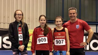 Bild: dob
Rosina Ritzka, Sophia Schuller und Emily Hinderlich (von links) freuen sich mit ihrem Trainer Michael Brunner über die eingefahrenen Erfolge.