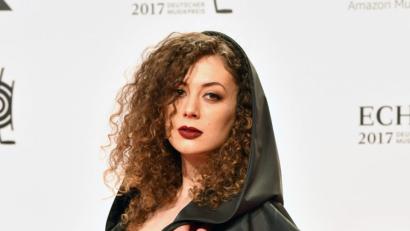 Archivbild: Jens Kalaene/dpa
Leila Lowfire bei einer „Echo“-Verleihung. Im RTL-Dschungelcamp hat sie ihr Beuteschema verraten, was Männer angeht.