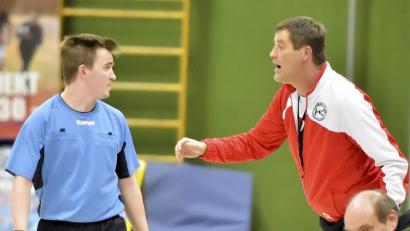 Bild: Ziegler
Immer engagiert, immer zu einem kleinem Plausch mit dem Schiedsrichter bereit: Der temperamentvolle Sulzbacher Trainer Christian Rohrbach (rechts).