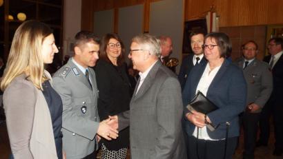 Bild: e
Beim Defilee gab es für Stefanie und Alexander Kolb sowie Gabi und Roland Strehl (von links) jede Menge Hände zu schütteln.