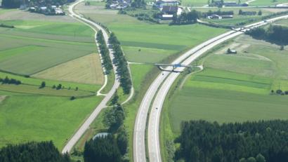 Bild: fjo
Dort, wo vor den Toren des Grenzorts Waidhaus die Autobahn A 6 auf die Kreisstraße NEW 50 trifft, kann zwischen den beiden Verkehrsadern bald eine Sonnenstromanlage in einer Größe von 1,15 Hektar entstehen.