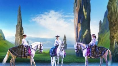 Bild: CAVALLUNA
Eine Szene aus der Pferdeshow „Cavalluna“: die Dressurkür der Equipen Valença und Fernández.