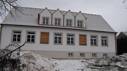 Bild: bnr
Eine denkmalgerechte Sanierung erhält die ortsbildprägende Architektur der alten Schule. Bis zum 5. Mai, dem Tag der Gewerbeschau, sollen die Arbeiten abgeschlossen sein.