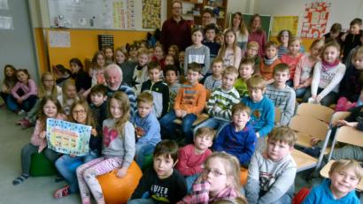 Bild: rn
Die Oberbibracher Schulkinder nahmen Hans Karl voll Begeisterung in ihre Mitte auf.