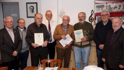 Bild: bkr
Der Vorsitzende der Sängergruppe „Max Reger“, Sigmar Bräutigam, Schriftführer Ernst Lautner (von links), Vorsitzender Markus Schraml (Vierter von links) und zweiter Bürgermeister Josef Hecht (Zweiter von rechts) gratulieren Johann Sischka, Johann Stiegler und Gerhard Dötterl (von links) zu ihren Auszeichnungen, die sie für ihre Treue erhalten. Chorleiter Heinrich Thurn (rechts) ernennt der Sängerbund zum Ehrenmitglied.
