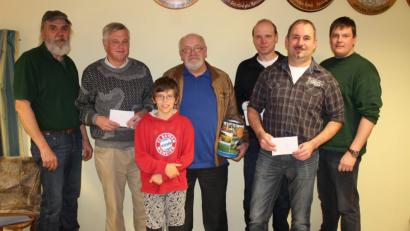 Bild: exb
Schützenmeister Peter Meier und sein Stellvertreter Bernhard Frischholz überreichen die Preise.