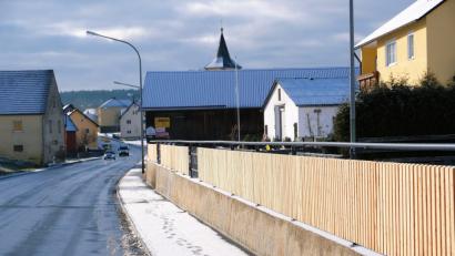 Bild: do
Im Zuge der Dorferneuerung wird die Betonmauer an der Staatsstraße einer kleinen "Verschönerungskur" unterzogen.
