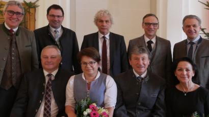 Bild: tr
Wechsel auf dem Chefsessel des Forstbetriebs Waldsassen. Sitzend von links, Norbert und Sabine Zintl sowie Gerhard und Doris Schneider. Sehen von links, Reinhardt Neft, MdL Martin Schöffel, Landrat Wolfgang Lippert sowie die Bürgermeister Bernd Sommer und Roland Grillmeier.