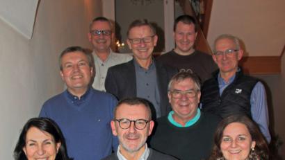 Bild: exb
Die neu gewählte Kirchenverwaltung mit (vordere Reihe) Stadtpfarrer Thomas Vogl.