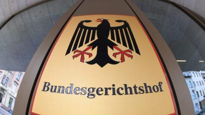 Archivbild:  Uli Deck/dpa
Ein Hinweisschild mit Bundesadler am Bundesgerichtshof (BGH). Seinen Sitz hat er in Karlsruhe.