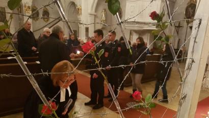 Bild: hir
Das Gottesdienst-Team des Pfreimder "Bündnis gegen Rechts" gestaltete mit Pfarrer P. Georg von der katholischen Pfarrgemeinde und der evangelischen Pfarrerin Irene Friedrich (im Vordergrund) in der Pfarrkirche den ökumenischen Gottesdienst anlässlich des Gedenktages für die Opfer des Nationalsozialismus. Eindrucksvoll wurden an einem Stacheldraht Rosen geheftet, um zu mahnen: "Wo Recht zu Unrecht wird, wird Widerstand zur Pflicht".
