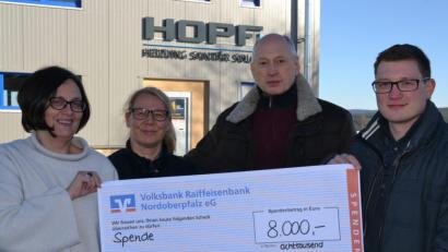 Bild: pz
Bei der Übergabe des symbolischen 8000-Euro-Schecks mit (von links) Britta Achterkamp, Sandra und Otto Schneider sowie Martin Schneider, der die Spendenaktion zu seinem 30. Geburtstag kurz vor Weihnachten arrangiert hatte.