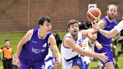 Bild: Büttner, Gerhard
Die Hamm Baskets fahren mit dem Willen zum Sieg nach Neustadt/Aisch. Ob allerdings Jan Selinger (weißes Trikot) mitwirken kann, ist aus beruflichen Gründen fraglich.