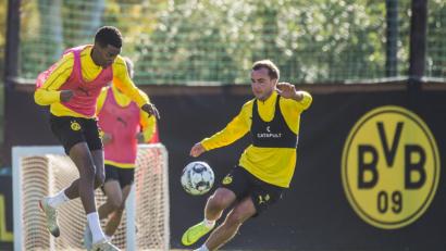Bild: David Inderlied/dpa
Das Training wird in Ansätzen so aufgebaut, wie das bei den BVB-Profis (rechts Mario Götze