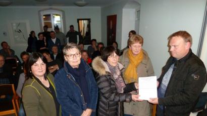 Bild: Portner
Die Initiatoren der Unterschriftenaktion zur Rettung des Edeka-Marktes in Schönsee überreichten zusammen mit Bürgermeisterin Birgit Höcherl (links) die Listen an Inhaber Matthias Luger junior.