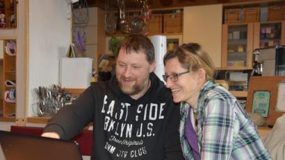 Bild: luk
"Und, wie findet du diese Pointe?": Bei der Stelle in seinem Programm, die Michael Herold seiner Frau Susanne am Laptop zeigt, muss der Kabarettist sogar selbst lachen.