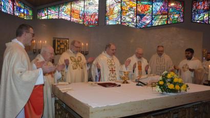 Bild: jr
Die Zelebranten am Altar: von links Waldsassens Stadtpfarrer Thomas Vogl, Pater Hans Junker, Pater Benedikt Leitmayr, Abt Zdenek Filip Lobkowicz, Pater Friedhelm Czinczoll, Regionaldekan Georg Flierl und Pater John.