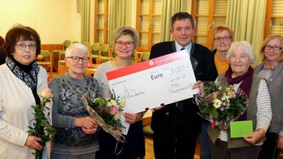 Bild: mef
Zweite Vorsitzende Renate Bock (Dritte von links) überreicht Pfarrer Max Früchtl eine Spende von 3000 Euro. Weitere 1500 Euro kamen von einer Abordnung der Theatergruppe mit Rita Rosner, Anni Witzl und Martha Plödt (von rechts). Neu im Verein ist Christa Hummel (links). Blumen gab es für die scheidende Fahnenträgerin Berta Stich (Zweite von links).
