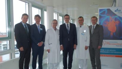 Bild: gib
Sie besiegeln die vertiefte Kooperation zwischen dem Universitätsklinikum Regensburg und St. Marien (von links): Dr. Harald Hollnberger (Ärztlicher Direktor St. Marien), Dr. Johannes Hies (stellvertretender kaufmännischer Direktor Uniklinik), Professor Christof Schmid (Direktor Klinik und Poliklinik für Herz-, Thorax- und herznahe Gefäßchirurgie Regensburg), Dr. Christoph Birner (Chefarzt der Klinik für Innere Medizin I St. Marien), Professor Lars Maier (Direktor Klinik und Poliklinik für Innere Medizin II Regensburg) und Manfred Wendl (Vorstand St. Marien).