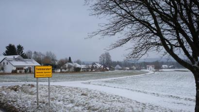 Bild: do
Bauplatz-Engpässe gibt es in der Klosterdorfgemeinde Speinshart nicht. Gut auf die Ortsteile verteilt entstanden und entstehen neue Baugebiete. Das Areal „Maifurt“ in Tremmersdorf mit 18 Parzellen im Gemeindeeigentum soll ab dem Frühjahr erschlossen werden.