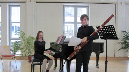 Bild: aks
Zusammen mit Zoe Elisabeth Leach erspielte sich "Jugend musiziert"-Debütant Emil Radl das Ticket zum Landeswettbewerb in Hof/Saale.
