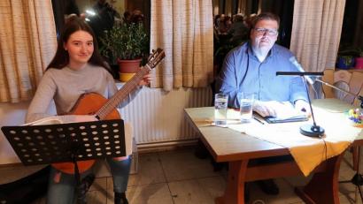 Bild: bsc
Viel Beifall bekam Reinhard Stummreiter (rechts) für seine kalorienreiche Lebensgeschichte, „Meine fetten Jahre sind vorbei“. Lisa-Maria Schmidt (links) bereicherte mit der Gitarre während der Texte den Vorleseabend.