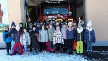 Bild: jzk
Lehrerin Andrea Fachtan (hinten links) besucht mit ihren Schülerinnen und Schülern die Feuerwehr Kastl.
