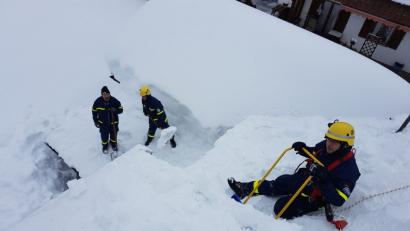 Bild: bgl
Auch die Helfer aus Oberviechtach stellten sich in Oberbayern dem Kampf gegen die Schneemassen.