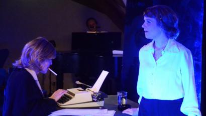 Bild: Kunz
Die alte und die junge Knef treten in einen Dialog. Das authentische Spiel von Doris Hofmann (rechts) und Claudia Lohmann lassen den Zuschauer die psychologische Beklemmung der Künstlerin erspüren.