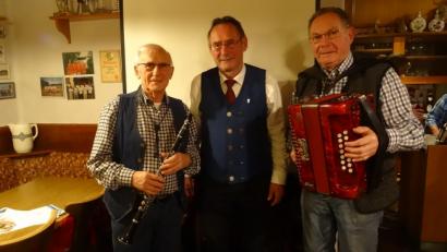 Bild: hka
Auf dem Goglhof daheim. Sepp Ertl, Josef Schmaußer und Hans Dittrich (von links) gestalteten den Heimatabend in Eberhardsbühl.