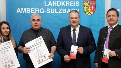 Bild: Wolfgang Steinbacher
Wohin kann man sich wenden, wenn man Rat in der Pflege braucht? Für die Menschen im Landkreis Amberg-Sulzbach gibt es ab sofort eine Servicestelle, die vom Bezirk Oberpfalz geschultert wird. Von links: Nadine Gerl, Ekkehard Gauglitz, Landrat Richard Reisinger und Benedikt Schreiner.