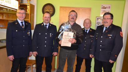 Bild: gi
Der Vorsitzende der Feuerwehr Ödpielmannsberg Hermann Ach und Kommandant Karl Eckl (von links) ehren für 40-jährige Treue Josef Kappl. Sie danken ihm auch für seinen Jahrzehnte langen Einsatz. Dazu gratulieren Kreisbrandmeister Thomas Kleber und Kreisbrandinspektor Martin Weig (von rechts).
