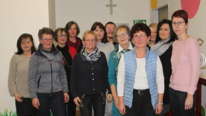 Bild: wrt
Der Windischeschenbacher Frauenbund hat eine neue Führungsmannschaft. Vorsitzende sind Anke Neumann, Karin Heining-Weidner und Helene Kraus (rechts sowie Zweite und Vierte von rechts).
