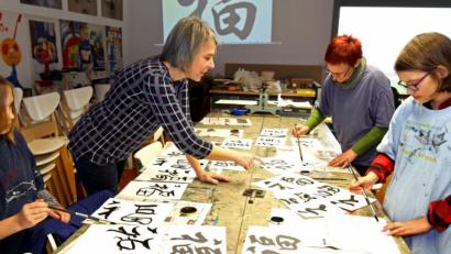Bild: nm
Irene Fritz leitet einen Kurs in der Kulturwerkstatt Kalmreuth, die zur Jugendkunstschule Weiden gehört. Mit einem Pilotprojekt will sie die Einrichtung jetzt dauerhaft fördern.