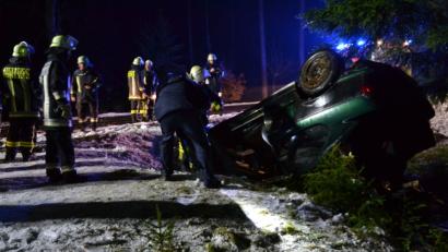 Bild: pz
Auf überfrierender Nässe kam das Auto ins Schleudern und blieb nach einem Überschlag auf dem Dach liegen. Die Insassen wurden leicht verletzt.