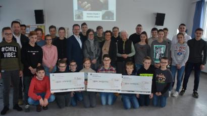 Bild: jr
Großer Tag für die Realschule im Stiftland. Im Beisein aller Klassen- und Schulsprecher wurden jetzt 2400 Euro als Spendengelder an die Aktionen „Solidarität“, „Lichtblicke“ und „Feuerkinder“ gleichmäßig verteilt. Schulleiter Stephan Drexler (Mitte) überreichte die Gelder an die Damen, (rechts neben ihn) an Dr. Annemarie Schraml, Edith Lippert und Geroldine Ondrusek. Konrektor Reiner Summer (Zweiter von links) wusste, dass die Realschule seit zwanzig Jahren mehr als 25.000 Euro für diese Zwecke gespendet hat.