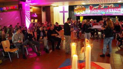 Bild: Bühner
Dekan Wenrich Slenczka ist diesmal nur in der Zuschauerrolle. Die Dekanatsjugend gestaltet selbst den gesamten Gottesdienst beim Konfestival.