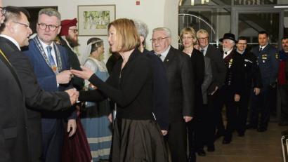 Bild: Stephan Huber
Unzählige Hände mussten (von rechts) Bürgermeister Michael Göth (SPD) sowie seine Stellvertreter Günter Koller (CSU) und Hans-Jürgen Reitzenstein (FDP/FWS) beim Neujahrsempfang der Stadt schütteln.